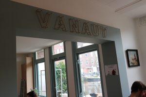 Vanaut-horecameisje-amsterdam-koffiebar